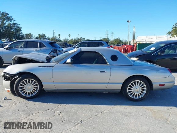 2004 Ford Thunderbird Deluxe z VIN 1FAHP60A84Y100984, wystawiony jako IAAI lot #40978553 z przebiegiem 113 051 mil mil oraz . Historia ofert i sprzedaży dostępna na DreamBid. Obrazek 14.