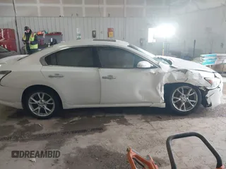 2014 Nissan Maxima SV z VIN 1N4AA5AP8EC499409, wystawiony jako IAAI lot #41732697 z przebiegiem 117 202 mil mil oraz . Historia ofert i sprzedaży dostępna na DreamBid. Obrazek 13.