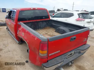2002 GMC Sierra 1500 SLE z VIN 2GTEC19T121418817, wystawiony jako IAAI lot #42268546 z przebiegiem 337 179 mil mil oraz . Historia ofert i sprzedaży dostępna na DreamBid. Obrazek 3.