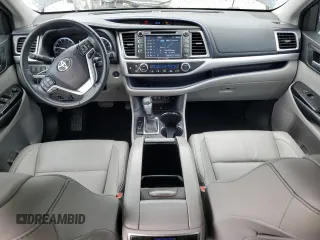 2018 Toyota Highlander SE z VIN 5TDJZRFHXJS821925, wystawiony jako Copart lot #56597305 z przebiegiem 36 232 mil mil oraz Szkoda całkowita • Salvage title. Historia ofert i sprzedaży dostępna na DreamBid. Obrazek 8.