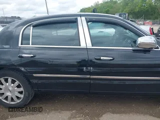 2010 Lincoln Town Car Signature Limited z VIN 2LNBL8CVXAX619130, wystawiony jako IAAI lot #42230937 z przebiegiem 137 055 mil mil oraz . Historia ofert i sprzedaży dostępna na DreamBid. Obrazek 14.