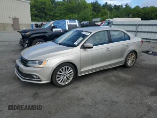 2015 Volkswagen Jetta SE z VIN 3VWD17AJ3FM232299, wystawiony jako Copart lot #57252465 z przebiegiem 128 882 mil mil oraz Szkoda całkowita • Salvage title. Historia ofert i sprzedaży dostępna na DreamBid. Obrazek 1.