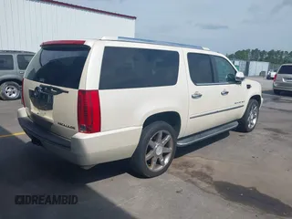 2008 Cadillac Escalade ESV z VIN 1GYFK66858R235970, wystawiony jako IAAI lot #42266188 z przebiegiem 240 706 mil mil oraz . Historia ofert i sprzedaży dostępna na DreamBid. Obrazek 4.