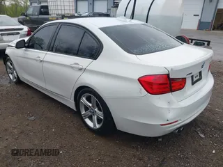 2015 BMW 3 Series 328i xDrive z VIN WBA3B3C58FF546547, wystawiony jako IAAI lot #42110427 z przebiegiem 90 872 mil mil oraz . Historia ofert i sprzedaży dostępna na DreamBid. Obrazek 3.