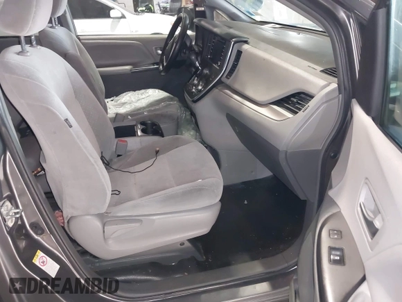 2018 Toyota Sienna LE Auto Access Seat with VIN 5TDKZ3DC4JS906025, listed as a IAAI auction lot 41078552 with 227,565 mi miles. Bid and sale history available at carsss.com. Image 5.