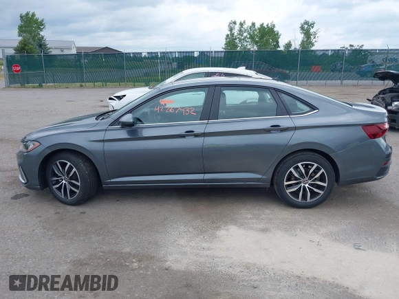 2025 Volkswagen Jetta SE с VIN 3VW7X7BU6SM085202, выставлен на аукционе IAAI как лот 42767432 с пробегом 1 009 миль миль и . История ставок и продаж доступна на DreamBid. Изображение 14.