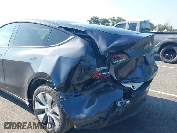 2024 Tesla Model Y Long Range z VIN 7SAYGDEEXRA263444, wystawiony jako IAAI lot #40199252 z przebiegiem 9 540 mil mil oraz . Historia ofert i sprzedaży dostępna na DreamBid. Obrazek 6.