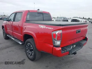 2020 Toyota Tacoma SR5 z VIN 3TMAZ5CN1LM139635, wystawiony jako IAAI lot #40994723 z przebiegiem 72 752 mil mil oraz . Historia ofert i sprzedaży dostępna na DreamBid. Obrazek 3.