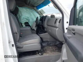 2021 Nissan NV Cargo SV z VIN 1N6BF0LYXMN800271, wystawiony jako IAAI lot #41847197 z przebiegiem 180 913 mil mil oraz . Historia ofert i sprzedaży dostępna na DreamBid. Obrazek 5.