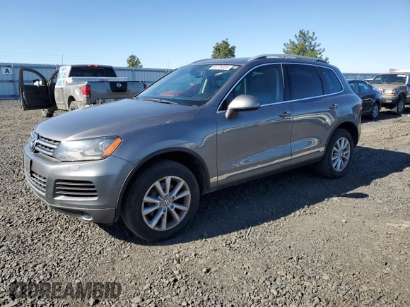 2013 Volkswagen Touareg Lux z VIN WVGEF9BP8DD009350, wystawiony jako Copart lot #55775385 z przebiegiem 165 958 mil mil oraz Czysty tytuł • Clean title. Historia ofert i sprzedaży dostępna na DreamBid. Obrazek 1.