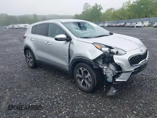 2021 Kia Sportage LX z VIN KNDPMCAC8M7915382, wystawiony jako IAAI lot #42265478 z przebiegiem 20 117 mil mil oraz . Historia ofert i sprzedaży dostępna na DreamBid. Obrazek 1.