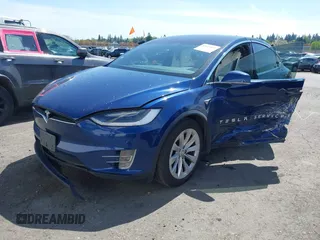 2017 Tesla Model X 90D z VIN 5YJXCDE23HF077126, wystawiony jako IAAI lot #42035067 z przebiegiem Nie podano mil oraz . Historia ofert i sprzedaży dostępna na DreamBid. Obrazek 2.
