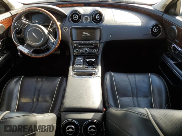 2016 Jaguar XJ R-Sport z VIN SAJWA1C77G8V95450, wystawiony jako Copart lot #77933704 z przebiegiem 55 733 mil mil oraz Szkoda całkowita • Salvage title. Historia ofert i sprzedaży dostępna na DreamBid. Obrazek 8.