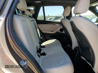 2020 BMW X1 xDrive28i z VIN WBXJG9C09L5R23653, wystawiony jako Copart lot #52771535 z przebiegiem 54 550 mil mil oraz Szkody całkowita. Historia ofert i sprzedaży dostępna na DreamBid. Obrazek 11.