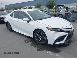 2022 Toyota Camry SE z VIN 4T1G11AK0NU715065, wystawiony jako IAAI lot #42359464 z przebiegiem 21 757 mil mil oraz . Historia ofert i sprzedaży dostępna na DreamBid. Obrazek 1.