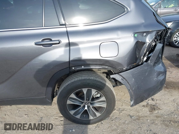 2022 Toyota Highlander XLE with VIN 5TDHZRBH6NS561484, listed as a IAAI auction lot 41938305 with 32,450 mi miles and . Bid and sale history available at DreamBid. Image 6.