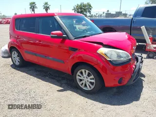 2013 Kia Soul + z VIN KNDJT2A69D7531124, wystawiony jako IAAI lot #42250528 z przebiegiem 159 128 mil mil oraz . Historia ofert i sprzedaży dostępna na DreamBid. Obrazek 1.
