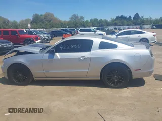 2014 Ford Mustang V6 z VIN 1ZVBP8AM4E5202464, wystawiony jako IAAI lot #42230631 z przebiegiem 171 523 mil mil oraz . Historia ofert i sprzedaży dostępna na DreamBid. Obrazek 14.