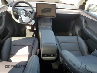 2025 Tesla Model Y Long Range z VIN 7SAYGDED0SF317270, wystawiony jako Copart lot #52387395 z przebiegiem 1 350 mil mil oraz Szkoda całkowita • Salvage title. Historia ofert i sprzedaży dostępna na DreamBid. Obrazek 8.