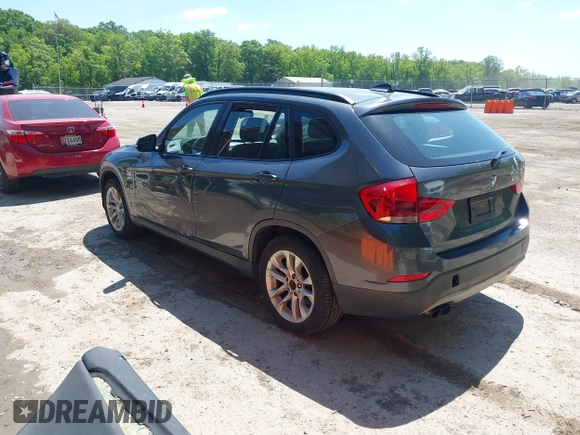 2015 BMW X1 xDrive28i z VIN WBAVL1C55FVY25728, wystawiony jako IAAI lot #42299391 z przebiegiem 160 291 mil mil oraz . Historia ofert i sprzedaży dostępna na DreamBid. Obrazek 3.