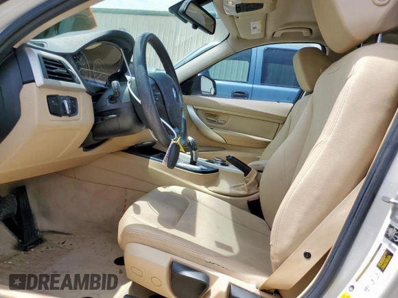 2014 BMW 3 Series 320i z VIN WBA3B1C57EP679989, wystawiony jako Copart lot #56383665 z przebiegiem 125 617 mil mil oraz Szkoda całkowita • Salvage title. Historia ofert i sprzedaży dostępna na DreamBid. Obrazek 7.
