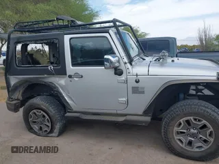 2008 Jeep Wrangler Sahara z VIN 1J4FA54158L640474, wystawiony jako IAAI lot #42243860 z przebiegiem 141 303 mil mil oraz . Historia ofert i sprzedaży dostępna na DreamBid. Obrazek 12.