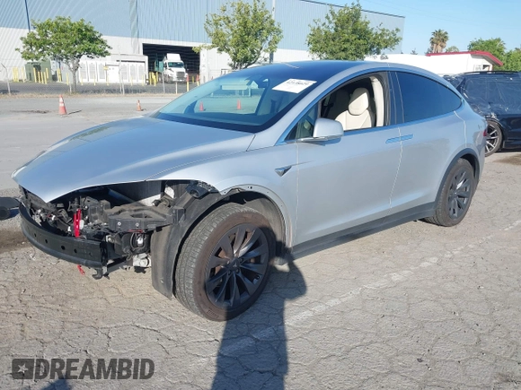 2017 Tesla Model X 90D z VIN 5YJXCAE25HF077689, wystawiony jako IAAI lot #42138029 z przebiegiem 71 574 mil mil oraz . Historia ofert i sprzedaży dostępna na DreamBid. Obrazek 2.