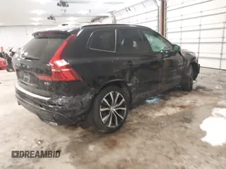 2024 Volvo XC60 Plus Dark Theme z VIN YV4L12RL8R1823184, wystawiony jako IAAI lot #41388918 z przebiegiem 25 299 mil mil oraz . Historia ofert i sprzedaży dostępna na DreamBid. Obrazek 4.