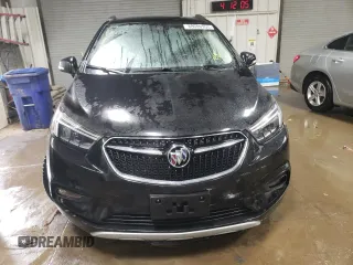 2020 Buick Encore Essence z VIN KL4CJGSB6LB045867, wystawiony jako Copart lot #88046955 z przebiegiem 37 595 mil mil oraz Szkody całkowita. Historia ofert i sprzedaży dostępna na DreamBid. Obrazek 5.