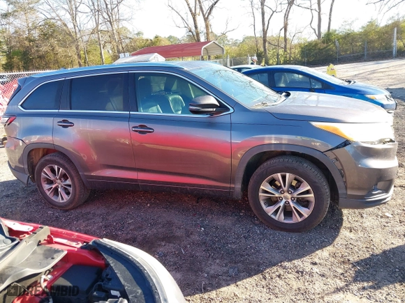 2014 Toyota Highlander XLE with VIN 5TDKKRFH2ES021473, listed as a IAAI auction lot 41809149 with 220,867 mi miles. Bid and sale history available at carsss.com. Image 13.
