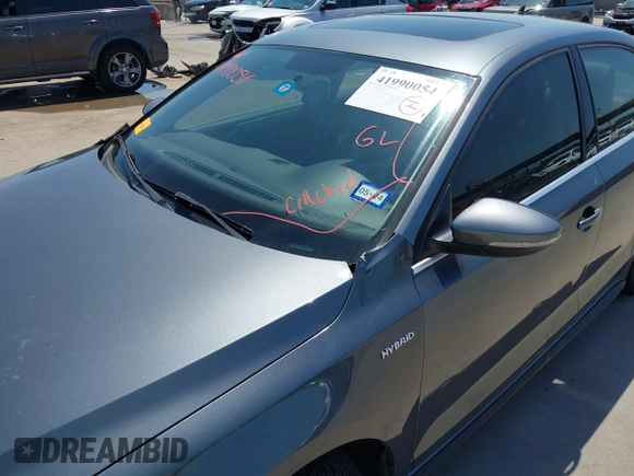 2013 Volkswagen Jetta Sedan Hybrid SE with VIN 3VW637AJ9DM228757, listed as a IAAI auction lot 41990054 with 176,365 mi miles. Bid and sale history available at carsss.com. Image 18.
