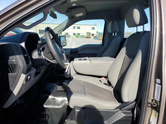 2018 Ford F-150 XL z VIN 1FTMF1CB7JFA35510, wystawiony jako Copart lot #49878075 z przebiegiem 95 358 mil mil oraz Czysty tytuł • Clean title. Historia ofert i sprzedaży dostępna na DreamBid. Obrazek 7.