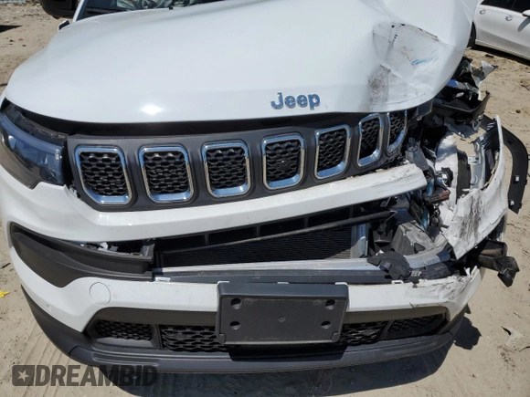 2024 Jeep Compass Latitude Lux with VIN 3C4NJDFN5RT584618, listed as a Copart auction lot 55033565 with 8,745 mi miles and Salvage title. Bid and sale history available at DreamBid. Image 12.
