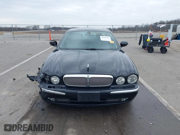 2004 Jaguar XJ with VIN SAJWA71C14SG20122, listed as a IAAI auction lot 41685767 with 113,392 mi miles. Bid and sale history available at carsss.com. Image 13.