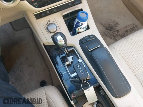 2013 Lexus ES 300h z VIN JTHBW1GG3D2015178, wystawiony jako IAAI lot #42045484 z przebiegiem 104 301 mil mil oraz . Historia ofert i sprzedaży dostępna na DreamBid. Obrazek 11.
