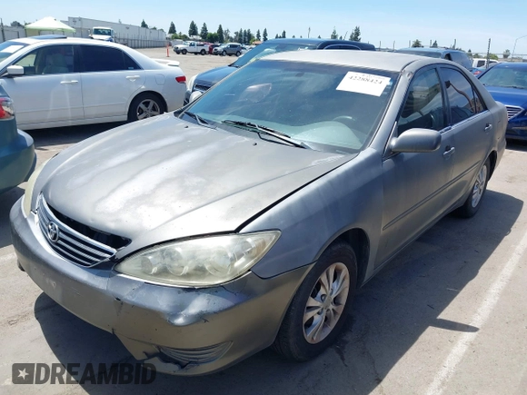 2005 Toyota Camry STD z VIN 4T1BE32K95U556765, wystawiony jako IAAI lot #42288424 z przebiegiem 232 413 mil mil oraz . Historia ofert i sprzedaży dostępna na DreamBid. Obrazek 2.