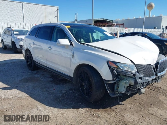 2016 Lincoln MKT EcoBoost z VIN 2LMHJ5AT0GBL00877, wystawiony jako IAAI lot #41722584 z przebiegiem 148 585 mil mil oraz . Historia ofert i sprzedaży dostępna na DreamBid. Obrazek 1.