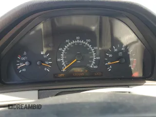 1999 Mercedes-Benz E 320 z VIN WDBJF65HXXA742364, wystawiony jako Copart lot #54201205 z przebiegiem 152 885 mil mil oraz Czysty tytuł • Clean title. Historia ofert i sprzedaży dostępna na DreamBid. Obrazek 9.