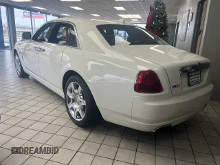 2010 Rolls-Royce Ghost z VIN SCA664S57AUX48643, wystawiony jako Copart lot #83959114 z przebiegiem 52 605 mil mil oraz Tytuł czysty. Historia ofert i sprzedaży dostępna na DreamBid. Obrazek 3.