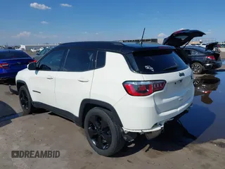 2019 Jeep Compass Altitude z VIN 3C4NJCBB3KT637375, wystawiony jako IAAI lot #42408775 z przebiegiem 114 977 mil mil oraz . Historia ofert i sprzedaży dostępna na DreamBid. Obrazek 3.