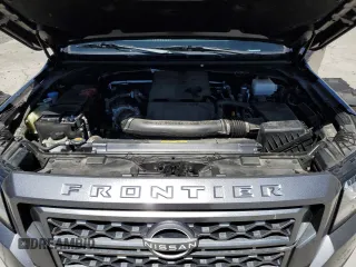 2024 Nissan Frontier SV z VIN 1N6ED1FK7RN602528, wystawiony jako Copart lot #55516095 z przebiegiem 28 136 mil mil oraz Szkody całkowita. Historia ofert i sprzedaży dostępna na DreamBid. Obrazek 11.