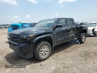 2024 Toyota Tacoma SR5 z VIN 3TYLB5JN4RT039168, wystawiony jako Copart lot #54135895 z przebiegiem 7 417 mil mil oraz Szkoda całkowita • Salvage title. Historia ofert i sprzedaży dostępna na DreamBid. Obrazek 1.