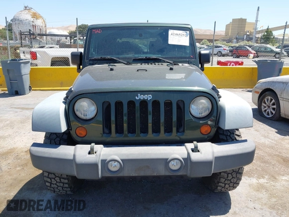 2011 Jeep Wrangler Rubicon z VIN 1J4BA6D11BL556342, wystawiony jako IAAI lot #42465252 z przebiegiem 80 377 mil mil oraz . Historia ofert i sprzedaży dostępna na DreamBid. Obrazek 12.