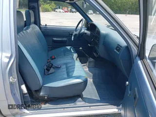 1990 Toyota Pickup z VIN JT4RN81R2L0043473, wystawiony jako IAAI lot #42410597 z przebiegiem 27 697 mil mil oraz . Historia ofert i sprzedaży dostępna na DreamBid. Obrazek 5.