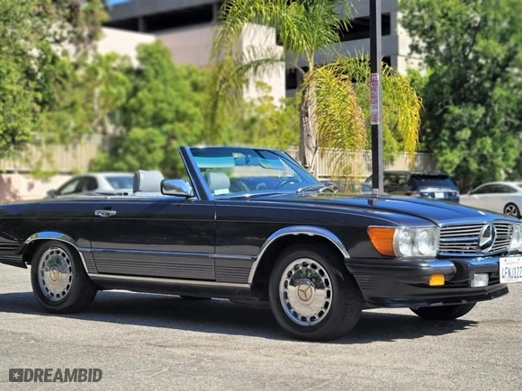1988 Mercedes-Benz 560 Series 560SL with VIN WDBBA48D1JA077345, listed as a Copart auction lot 79681234 with 87,690 mi miles and Clean Title. Bid and sale history available at carsss.com. Image 1.