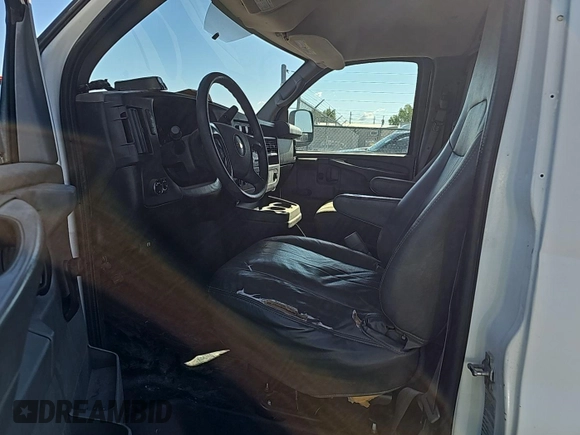 2013 Chevrolet Express Cargo z VIN 1GCWGFCA8D1175464, wystawiony jako IAAI lot #42409029 z przebiegiem 166 299 mil mil oraz . Historia ofert i sprzedaży dostępna na DreamBid. Obrazek 5.