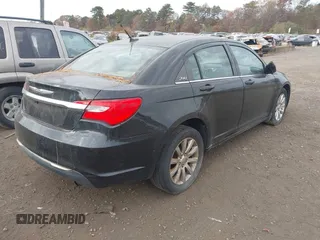 2011 Chrysler 200 Touring z VIN 1C3BC1FB8BN543007, wystawiony jako IAAI lot #40786481 z przebiegiem 187 043 mil mil oraz . Historia ofert i sprzedaży dostępna na DreamBid. Obrazek 4.