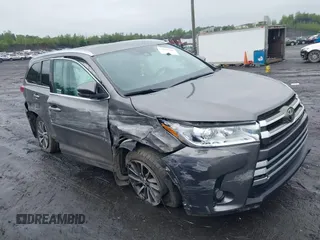 2019 Toyota Highlander SE z VIN 5TDJZRFH0KS722418, wystawiony jako IAAI lot #42531509 z przebiegiem 64 369 mil mil oraz . Historia ofert i sprzedaży dostępna na DreamBid. Obrazek 1.