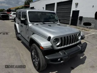 2024 Jeep Wrangler Sahara z VIN 1C4PJXEN6RW171855, wystawiony jako Copart lot #58272205 z przebiegiem 15 589 mil mil oraz Czysty tytuł • Clean title. Historia ofert i sprzedaży dostępna na DreamBid. Obrazek 1.