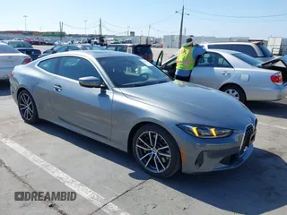 2025 BMW 4 Series 430i z VIN WBA43DA00SCS10563, wystawiony jako IAAI lot #42510336 z przebiegiem 20 810 mil mil oraz . Historia ofert i sprzedaży dostępna na DreamBid. Obrazek 1.